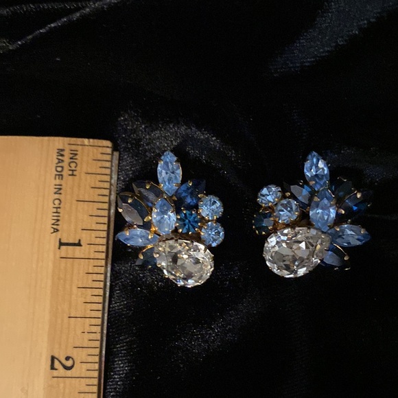 Vintage 1950s Schoffel & Co Austrian Clip Blue Stone Earrings Gold Toned Metal - Picture 3 of 6